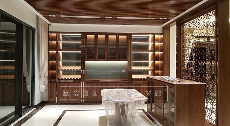 Mẫu tủ bếp gỗ tự nhiên cao cấp là sự lựa chọn lý tưởng cho những gia đình có khoảng bếp rộng rãi, sang trọng.
